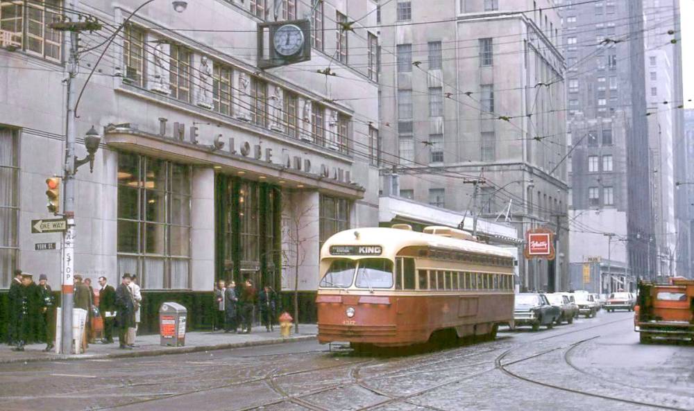 photo-toronto-king-at-york-looking-ne-rainy-day-globe-and-mail-building-ttc-inspector-winstons-restaurant-1968-2