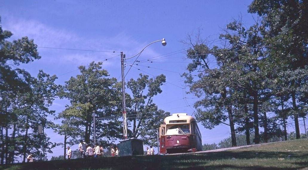 PHOTO - TORONTO - TTC PCC STREETCAR - STOPPED ON HIGH PARK LOOP - CROWD GOING INTO PARK - 1969